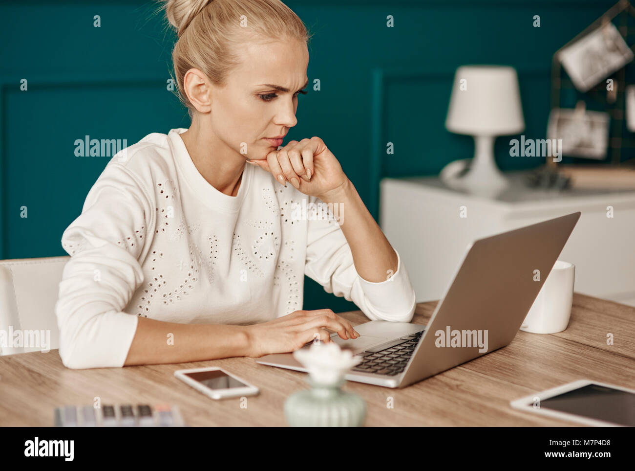 Konzentrierte sich Frau zu Hause arbeiten Stockfoto