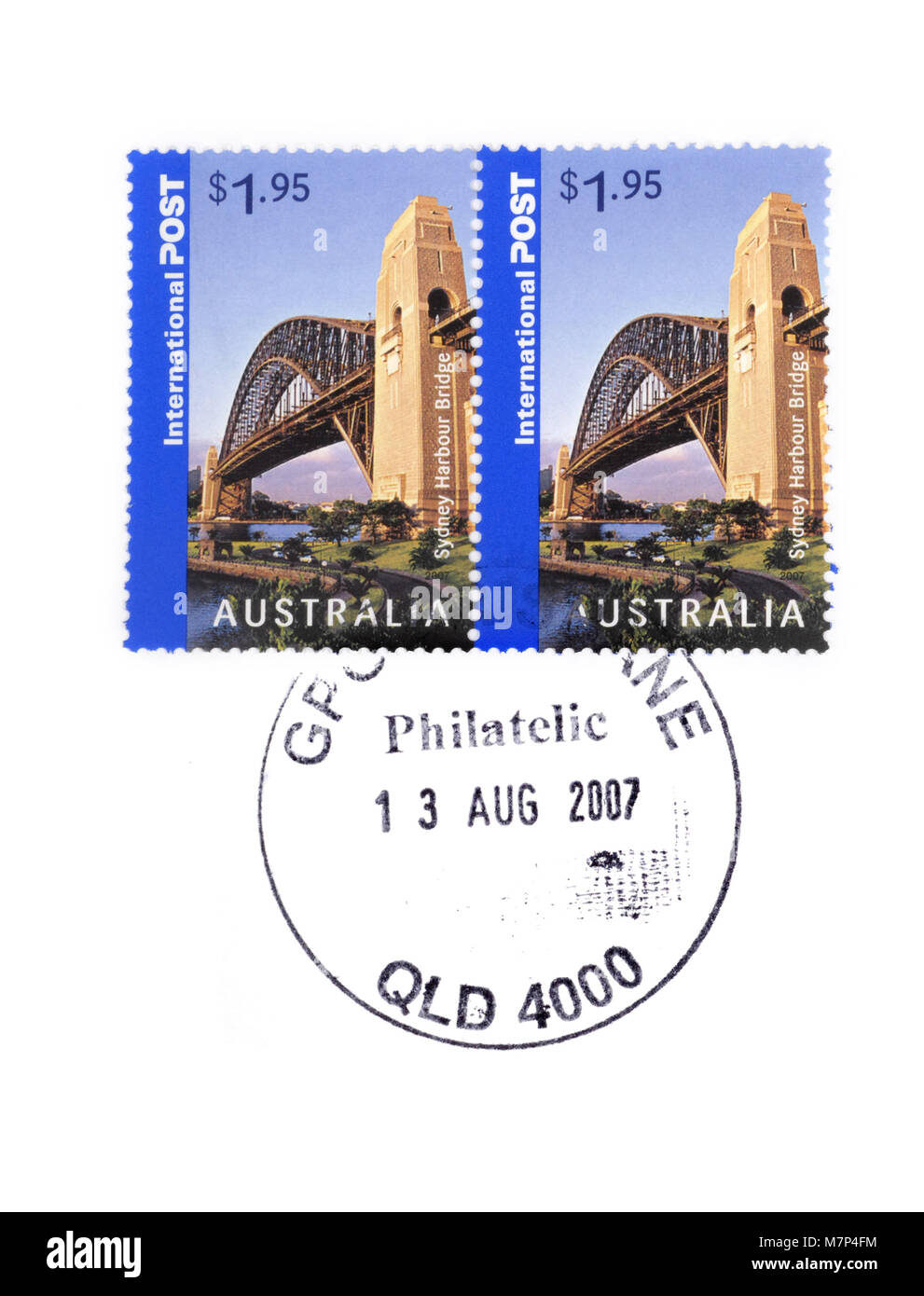 Australische übersee Briefmarken von Hand im Brisbane Post abgebrochen. Stockfoto
