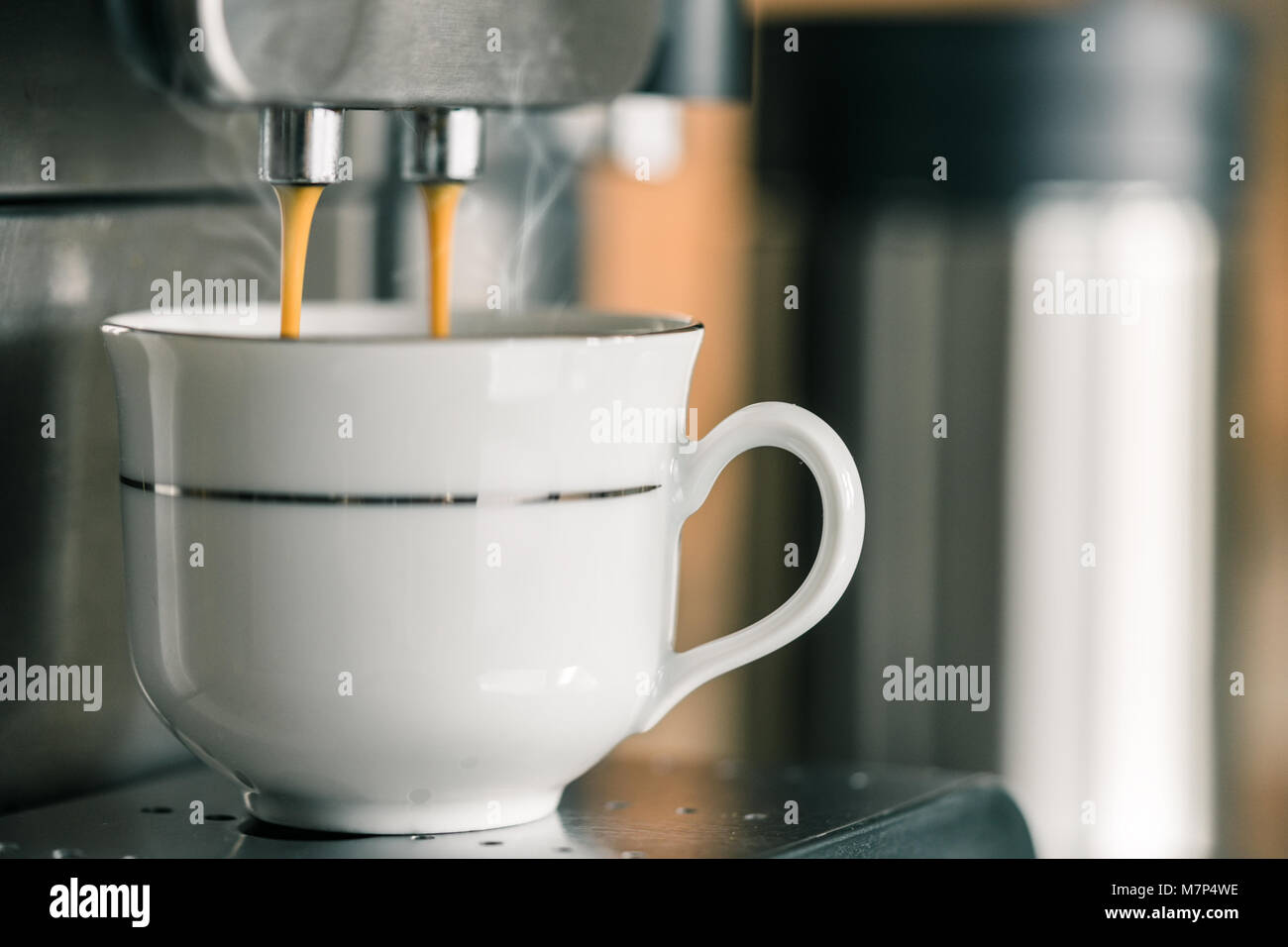Kaffeemaschine, starker Espresso, Nahaufnahme, Kopie Raum Stockfoto