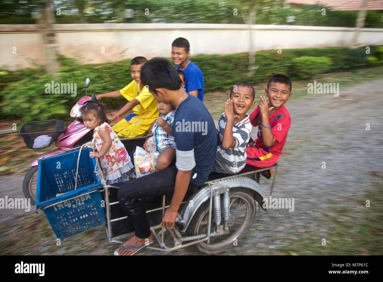 Kinder Spaß auf einem Motorrad und Auto in Thailand. Stockfoto