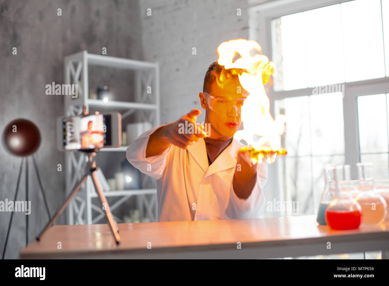 Freudige vlogger ein interessantes Experiment Stockfoto