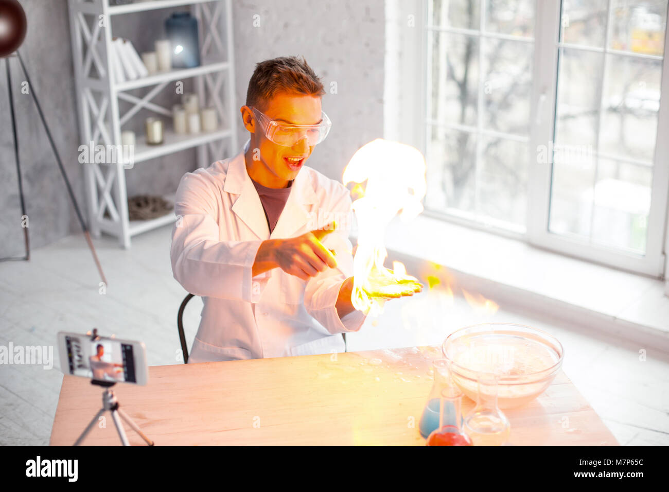 Blogger tun, experimentieren mit Feuer inspiriert Stockfoto