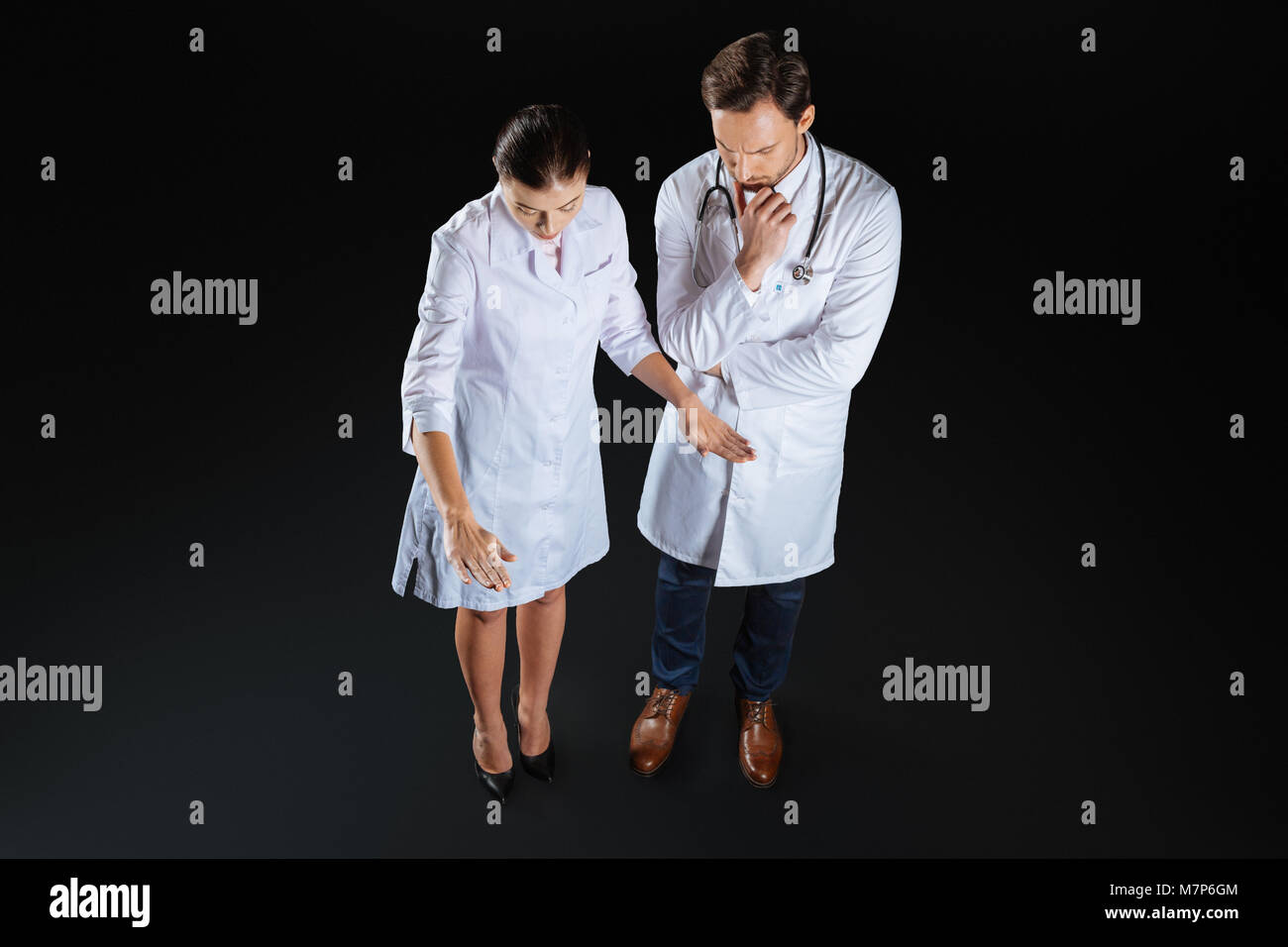Kreative angenehme Krankenschwester gestikulierend und kommuniziert. Stockfoto