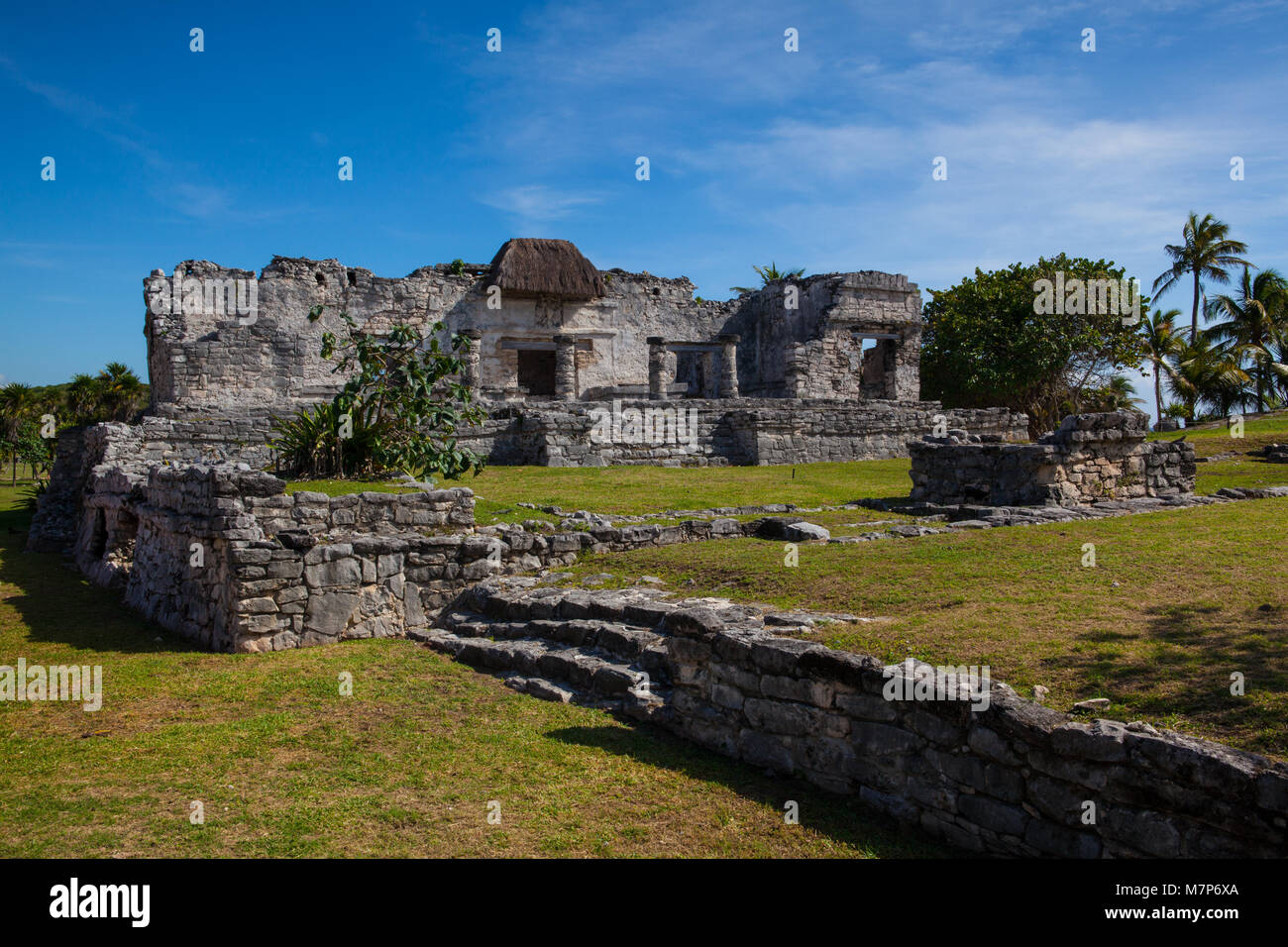 Majestätische Ruinen in Tulum. Tulum ist ein Ferienort auf Mexicos karibischen Küste. Aus dem 13. Jahrhundert, ummauerten Maya archäologische Stätte Tulum National Park o Stockfoto