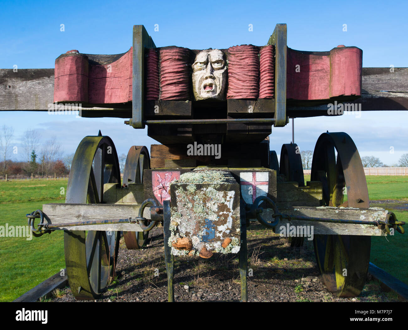 Mittelalterliche Belagerung Katapult mit unheimlichen Gesicht und ...