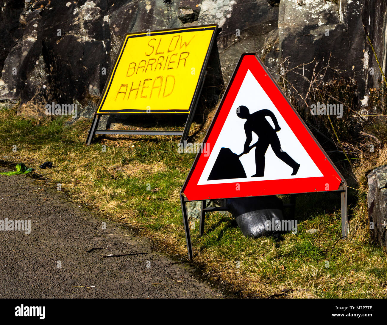 Dreieckige Straßenarbeiten vor Warnschild, Schottland. Stockfoto
