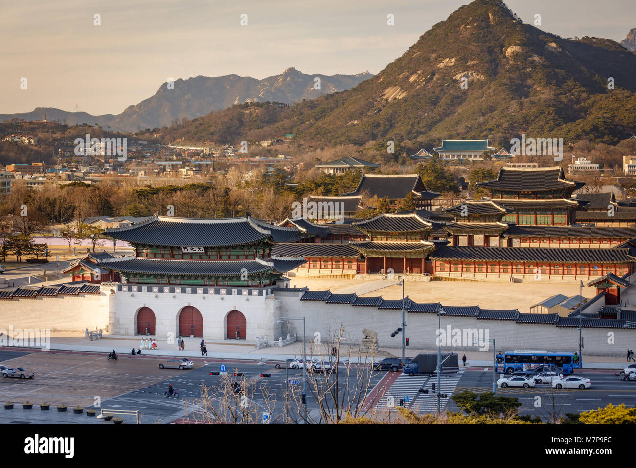 Luftbild des Gyeongbok Palast und das Blaue Haus in Seoul, Südkorea