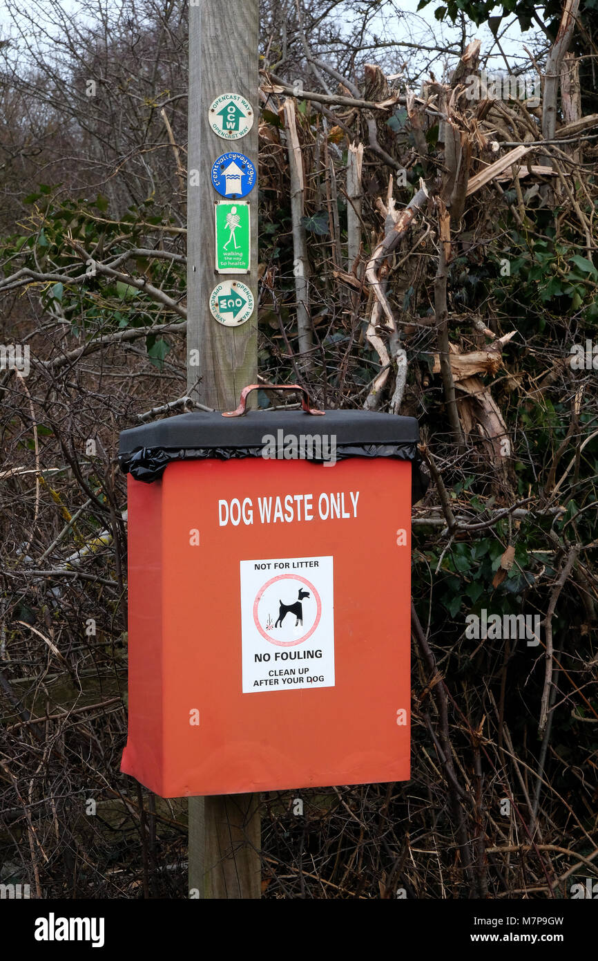 Hund Abfälle Sammelbox auf Landschaft entfernt. Stockfoto