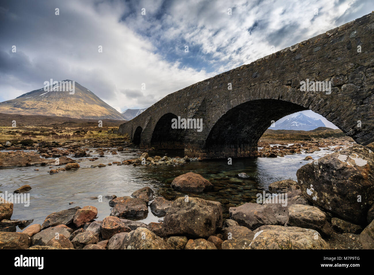 Alte Brücke über den River Sligachan, Isle of Skye, Schottland Stockfoto