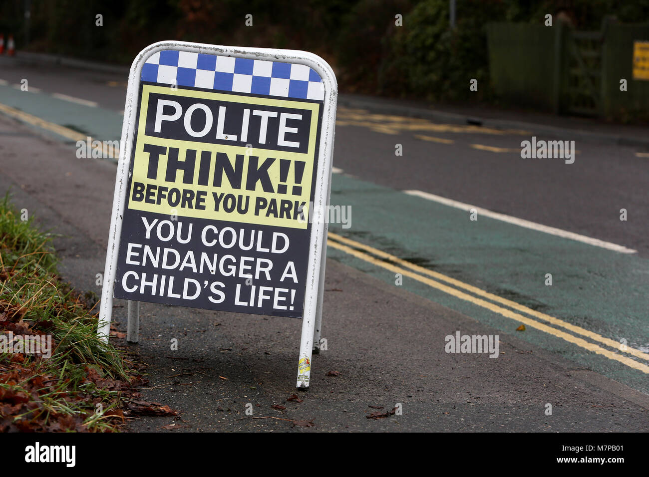 Ein "höflich" keine Parkplätze auf einem Board außerhalb einer Schule in Chichester, Großbritannien. Stockfoto