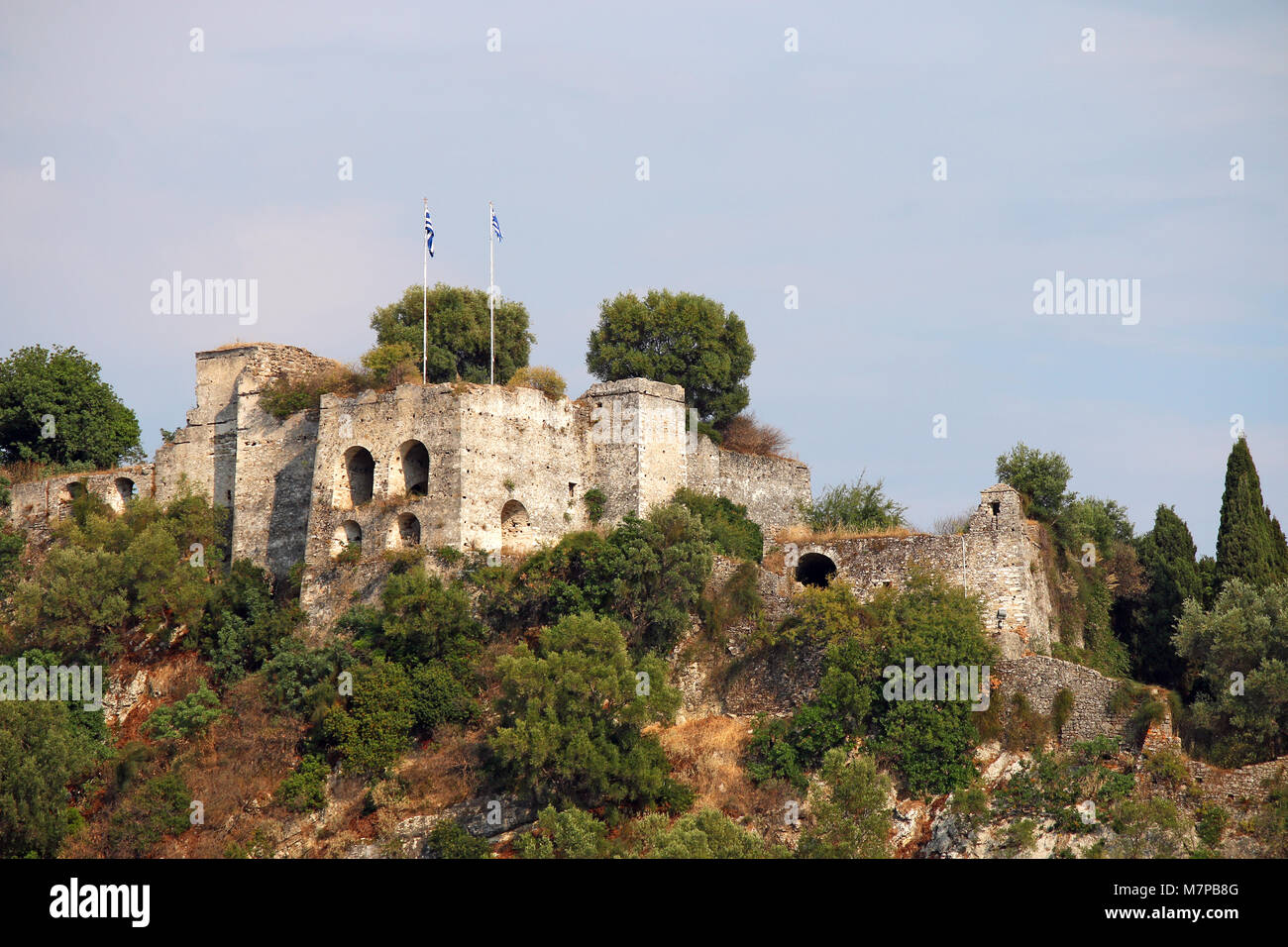 Alte Ruine auf einem Hügel in Parga, Griechenland Stockfoto