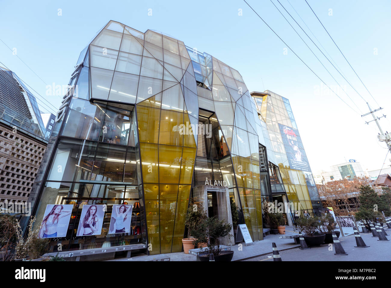 Seoul, Südkorea - 2. März 2018: Aland - Berühmte vintage kleidung shop Gebäude in Hongdae (Hongik Universität) Shopping Street. Stockfoto