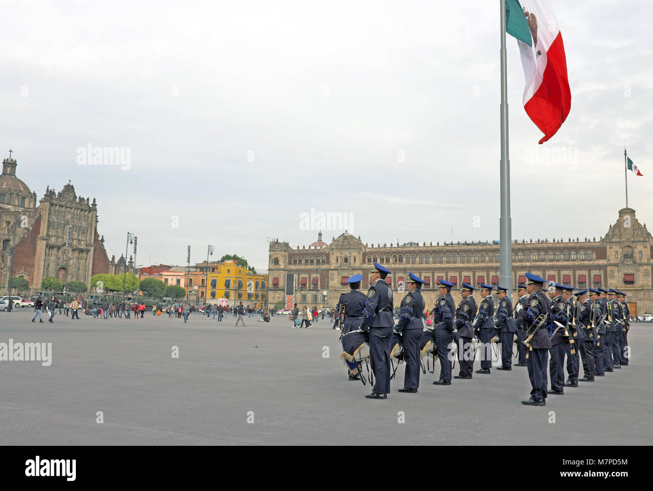 Die Mexiko City Hilfspolizei Band tritt in der Plaza de la Verfassung mit über die Nationalflagge von Mexiko fliegen. Stockfoto