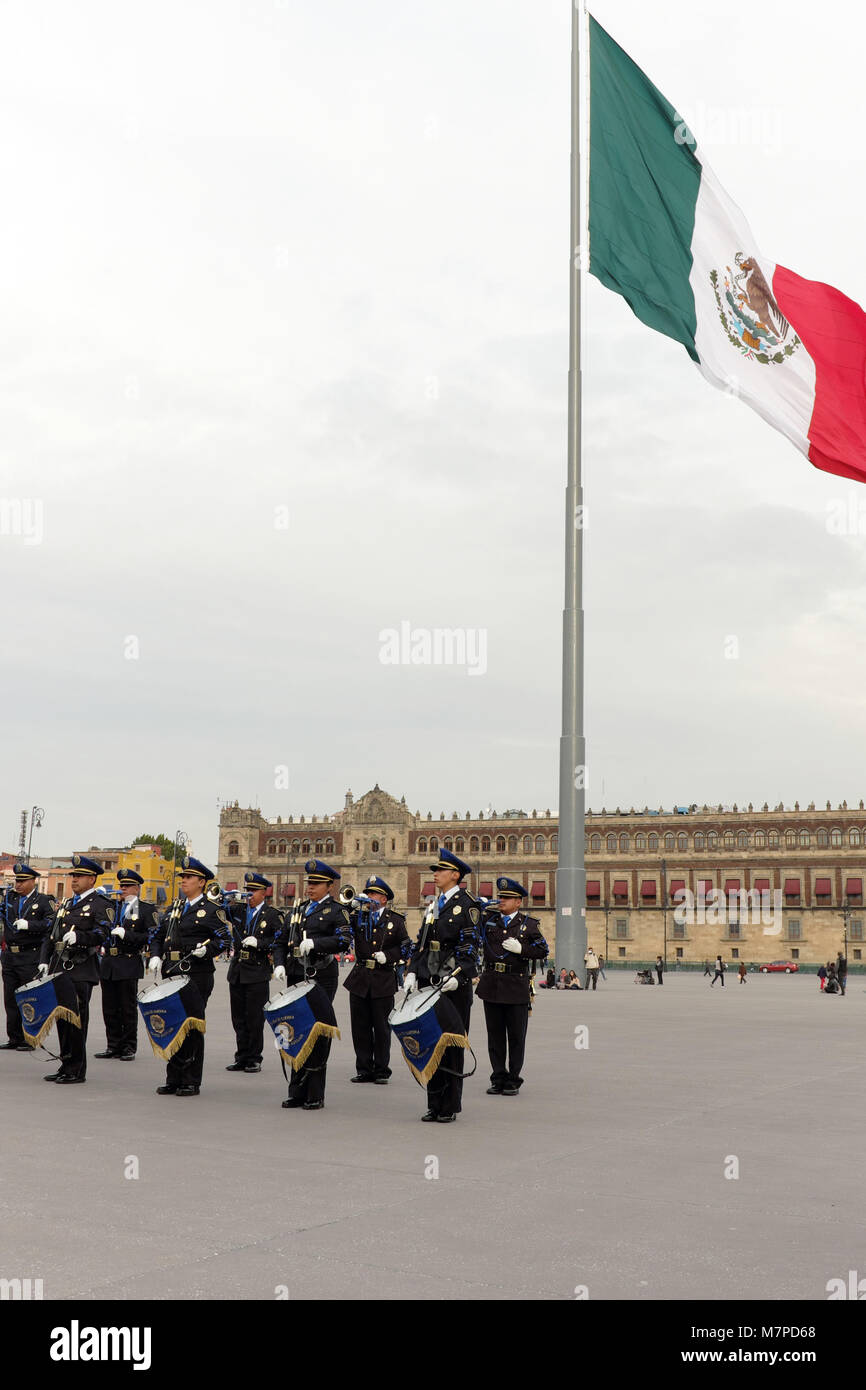 Die Mexiko City Hilfspolizei Band tritt in der Plaza de la Verfassung mit über die Nationalflagge von Mexiko fliegen. Stockfoto