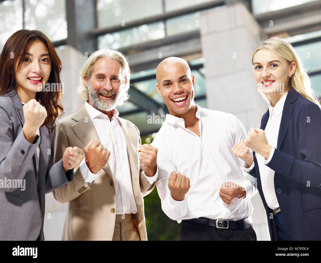 Kaukasische asiatischen Latino corporate business Leute, die eine Faust zeigt Entschlossenheit und Teamgeist Stockfoto