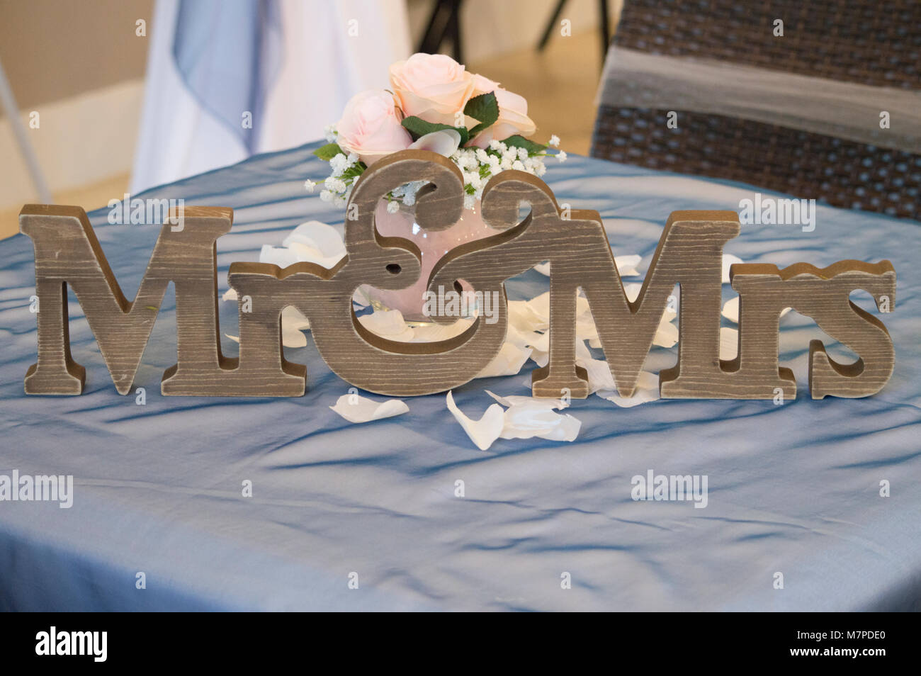 Die Mr.-&-Mrs.-Symbol auf dem Tisch für die Braut und den Bräutigam während der Empfang Stockfoto