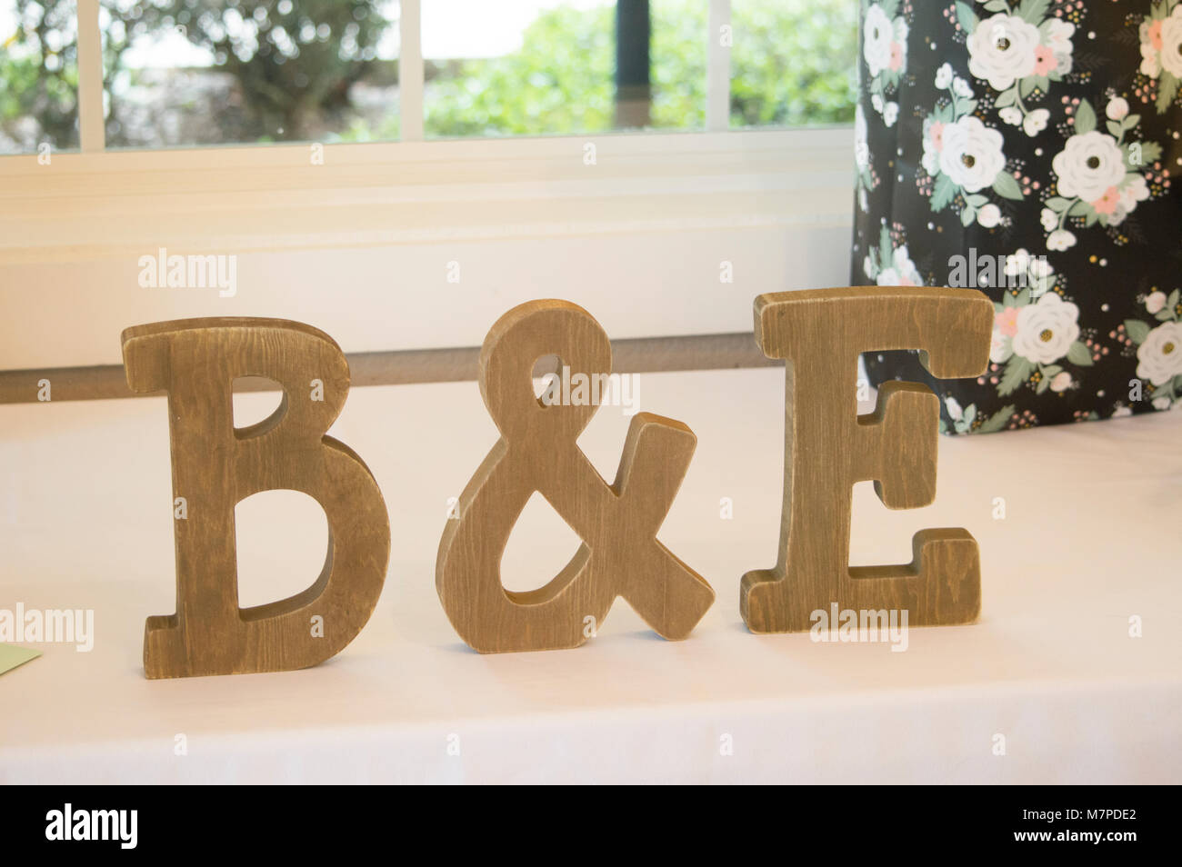Der hölzerne Buchstaben B, & und E auf der Anzeige auf einen Tisch vor einem JÄTEN Stockfoto