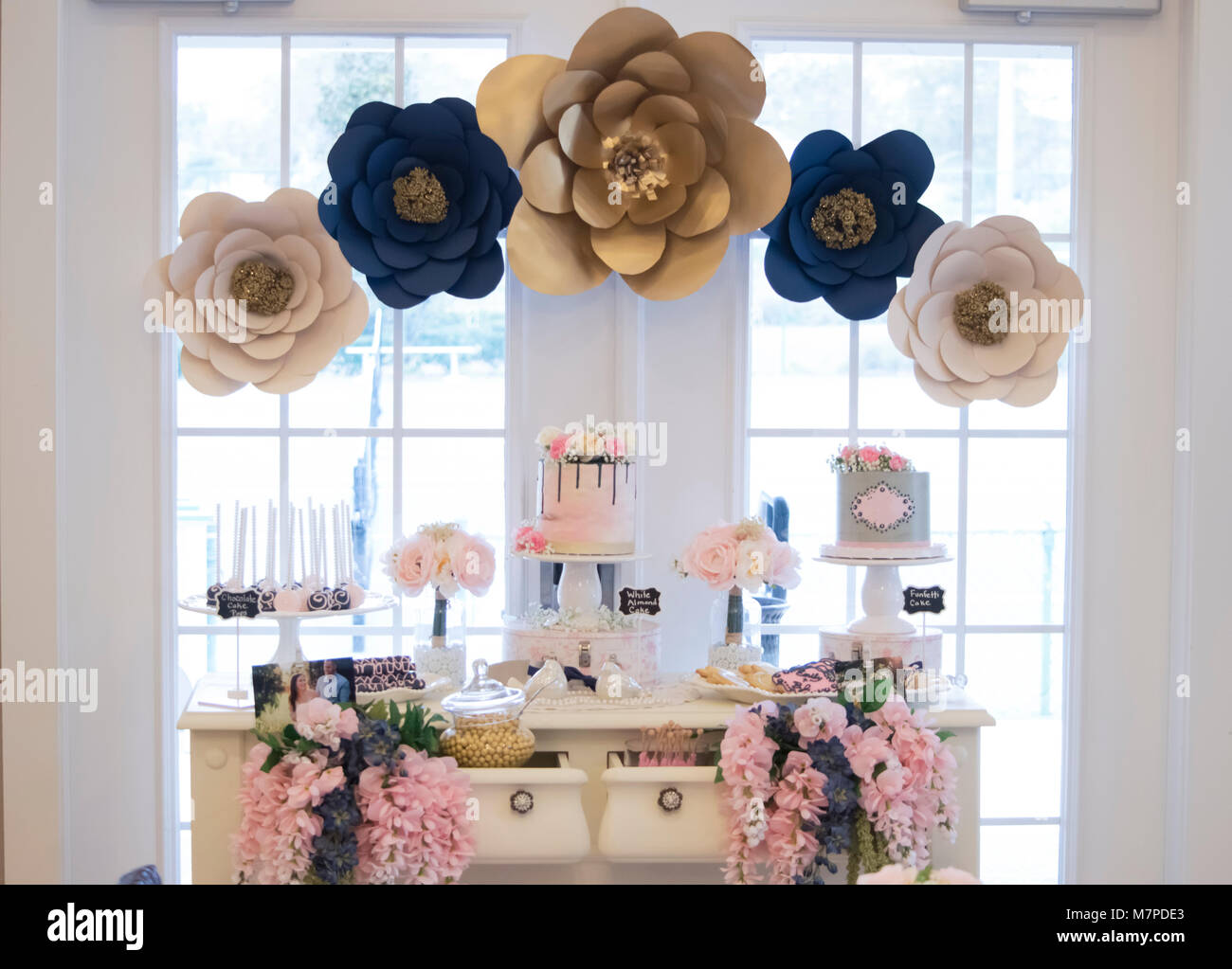 Die dekorierten Tisch mit Desserts perfekt dargestellt für die Gäste der Braut Dusche zu genießen Stockfoto