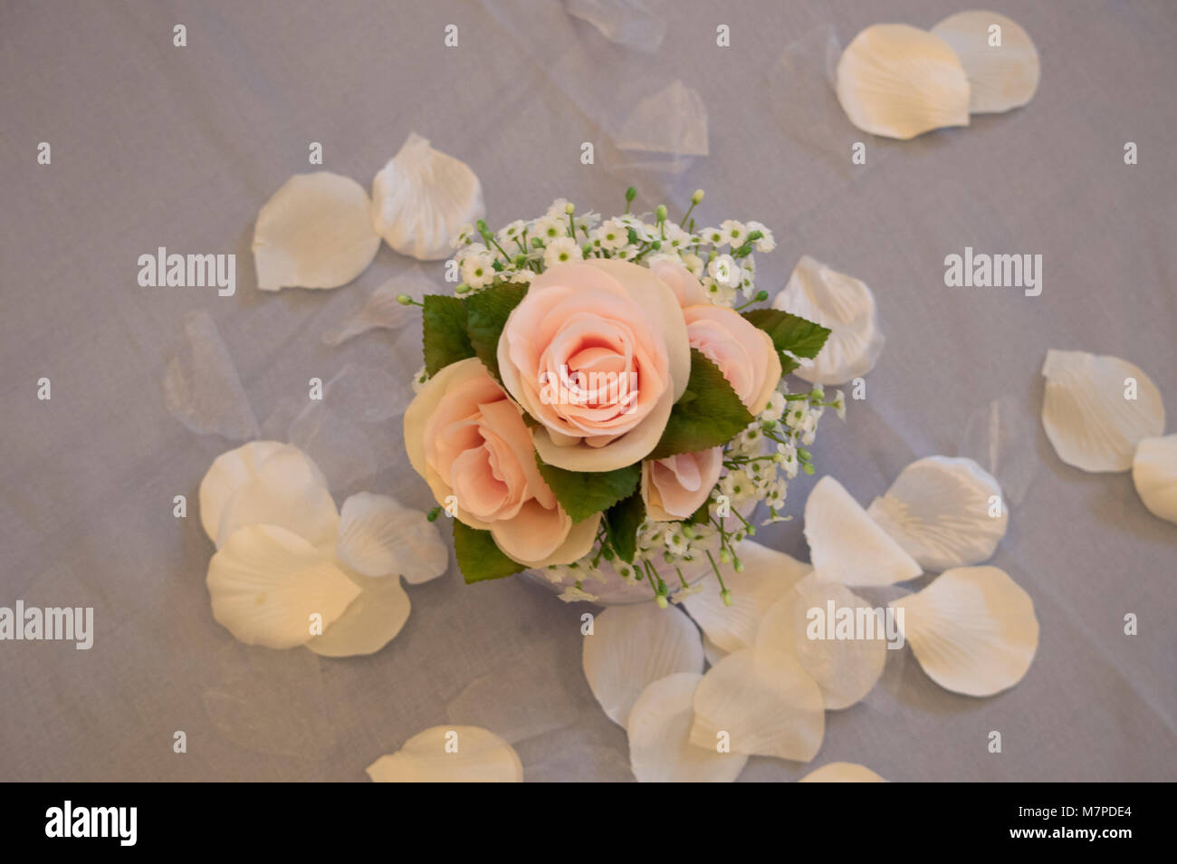 Die drei Rose mit Rosenblüten um es perfekt im Zentrum für den Empfang von einer Hochzeit platziert Stockfoto
