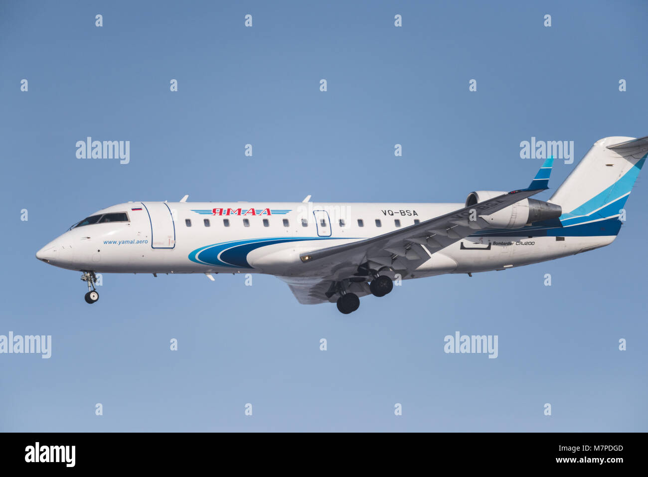 Nowosibirsk, Russland - 14. Februar 2018: Bombardier CRJ-200er-VQ-BSA-Airline YAMAL vor der Landung auf dem internationalen Flughafen Tolmachevo. Stockfoto
