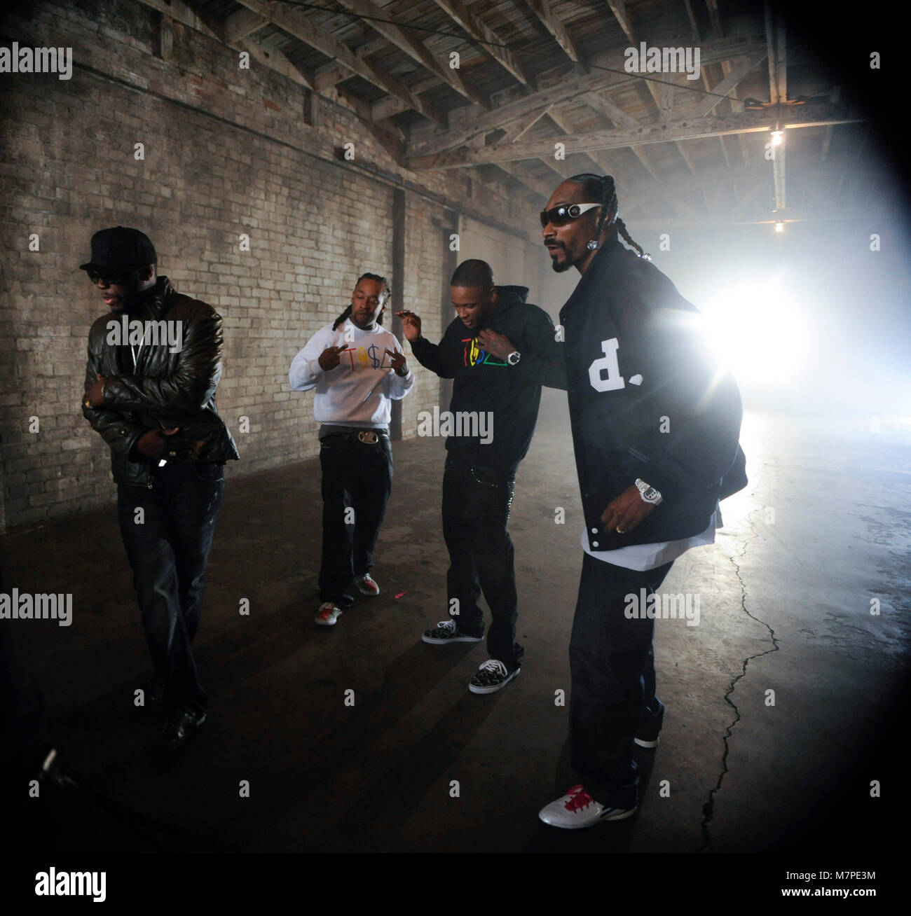 (L-R) 50 Cent, Ty Dolla unterzeichnen, YG und Snoop Dogg - bei der "Toot It&Boot Es Remix" Music Video am 18. November 2010 in Los Angeles Satz durch. Stockfoto