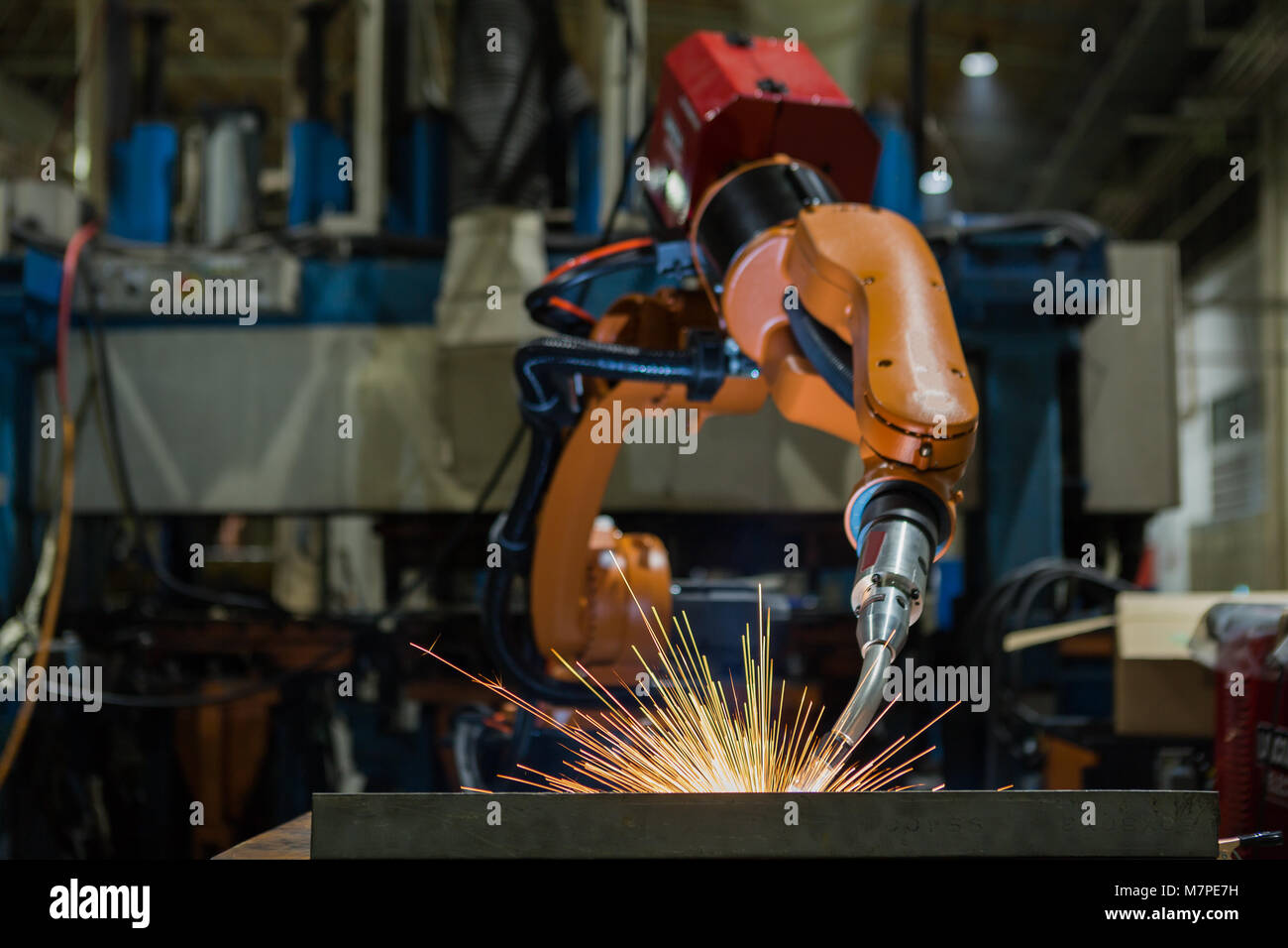 Industrieroboter ist Schweißen Montage automotive Teil in Car Factory Stockfoto