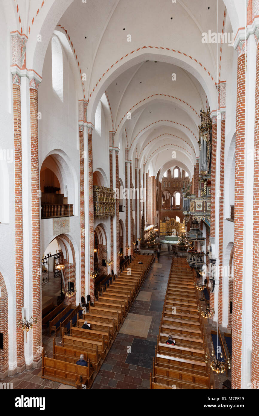 Roskilde, Dänemark - 28 Dezember, 2016: das Innere der Roskilde Kathedrale, wo 39 Könige und Königinnen von Dänemark begraben. Die Kathedrale ist ein Weltkulturerbe der UNESCO Stockfoto