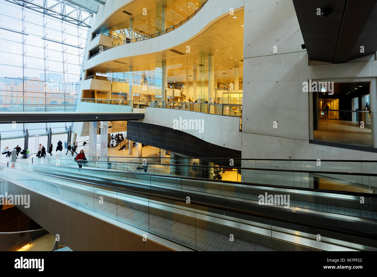 Kopenhagen, Dänemark - 29 Dezember, 2016: Die Menschen in den Black Diamond Gebäude der Königlichen Bibliothek. Von dem dänischen Architekten Schmidt, Hammer La konzipiert Stockfoto