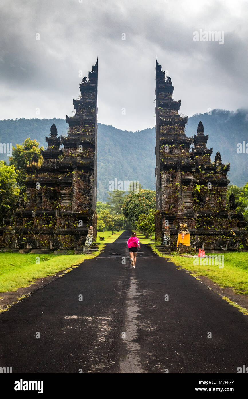 Sie können Tempel spielen im realen Leben laufen in diesem tollen riesigen Tor in Bali, Indonesien Stockfoto