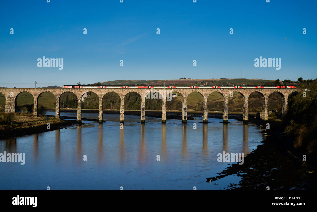 Jungfrau HS 125 Zug überquert die Royal Border Bridge über den Fluss Tweed auf der East Coast Mainline Bahnverbindung zwischen Edinburgh und London Kings Cross Stockfoto