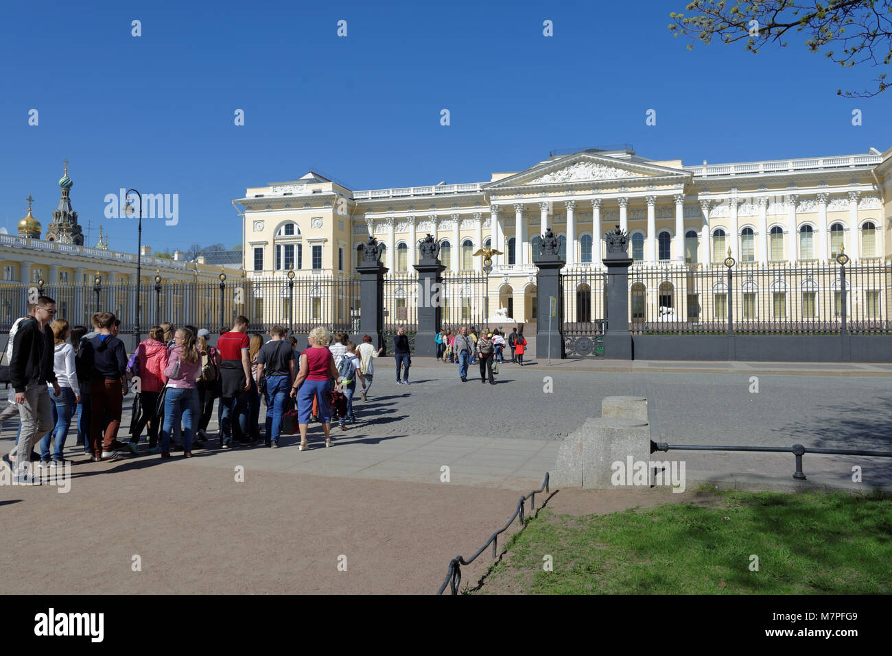 St. Petersburg, Russland - 5. Mai 2016: Menschen gegen die Hauptfassade des Michailowski-Palastes. Erbaut im Jahr 1819-1825 nach einem Entwurf von Carlo Rossi, Stockfoto