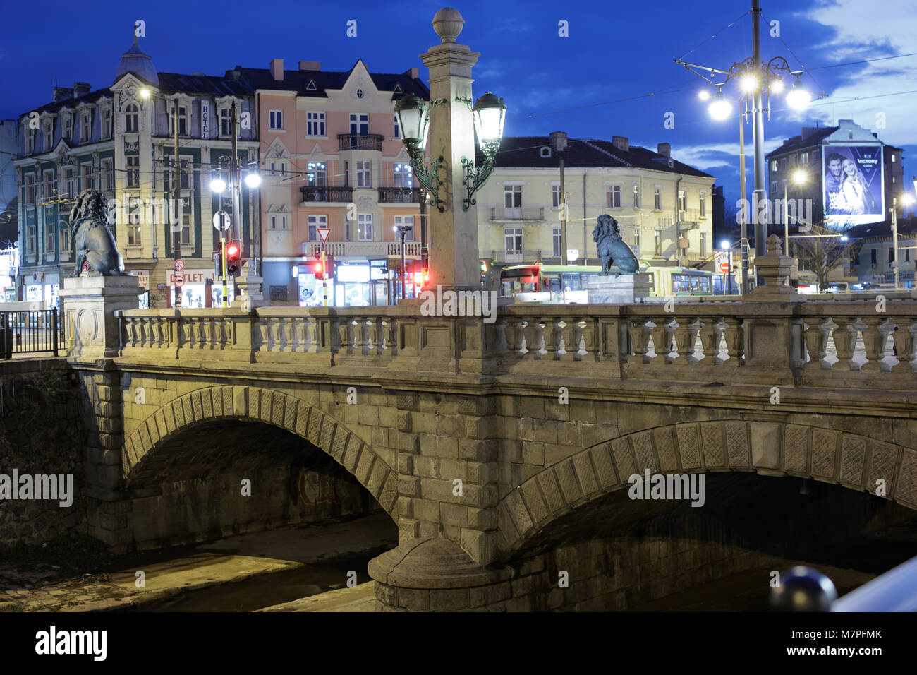 Sofia, Bulgarien, 4. März 2016: Nacht Blick auf die Brücke der Löwen. Die Brücke wurde in 1889-1891 von tschechischen Architekten Vaclav Prosek gebaut, sein Bruder Joze Stockfoto