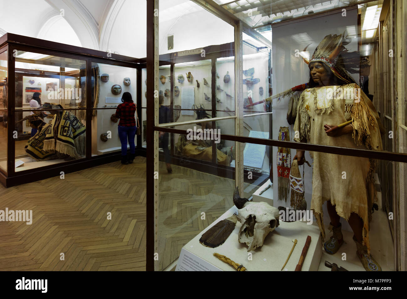 St. Petersburg, Russland - 20. Februar 2016: Touristen in das Museum für Anthropologie und Ethnographie in der Kunstkamera Gebäude. Von Peter t Hergestellt Stockfoto