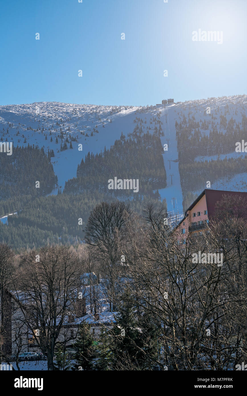 Skilift auf den Berg Kopa an einem sonnigen Wintertag wie aus Karpacz Ski Resort gesehen, Polen Stockfoto