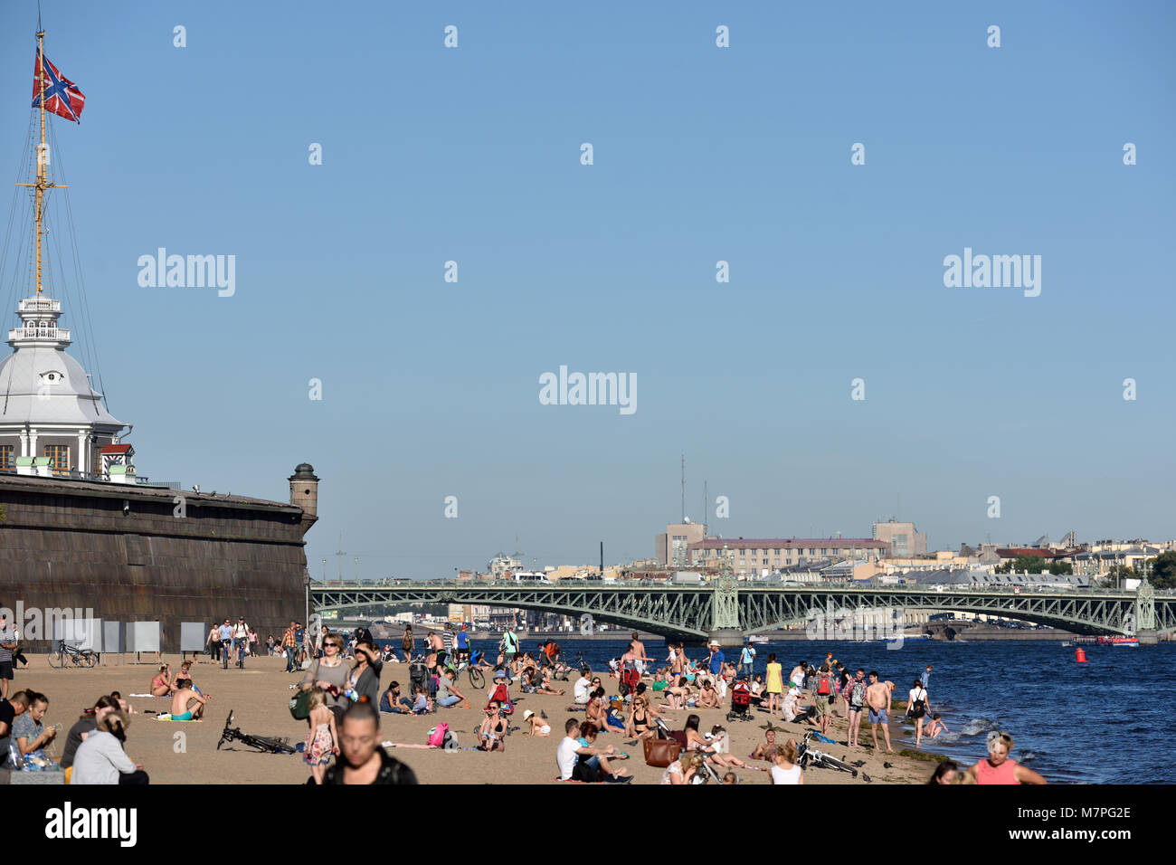 St. Petersburg, Russland - 7. August 2015: Leute, die auf den Strand von Zayachiy Insel. Meteorologen sagen, dass heißes Wetter in der Stadt dur bleiben Stockfoto
