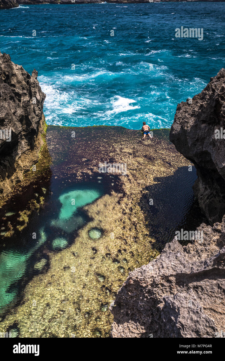 Schwimmen in der erstaunlichen natürlichen Infinity-pool von Nusa Penida namens Angel's Billabong Stockfoto