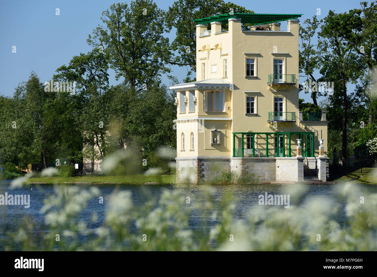 Peterhof, St. Petersburg, Russland - Juni 7, 2015: Olga's Pavillon am Teich der Olga in einem Sommertag. Der Pavillon war für die Großfürstin Olga gebaut Stockfoto