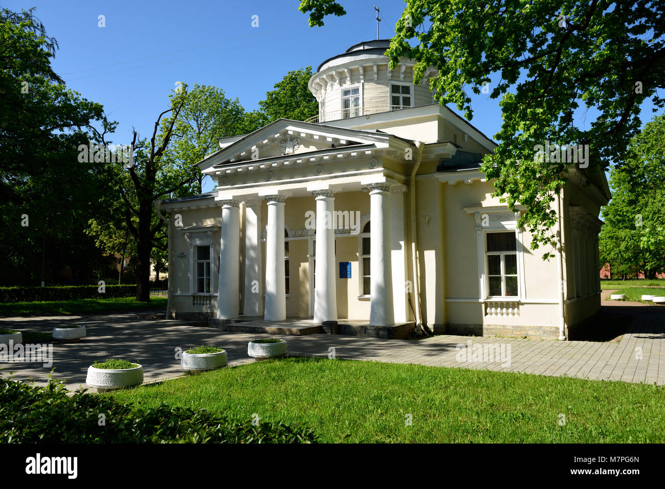 Peterhof, St. Petersburg, Russland - Juni 7, 2015: Herrenhaus von Leutnant V. Strukov war einer der ersten Stein private Häuser von Peterhof. 1830 Stockfoto