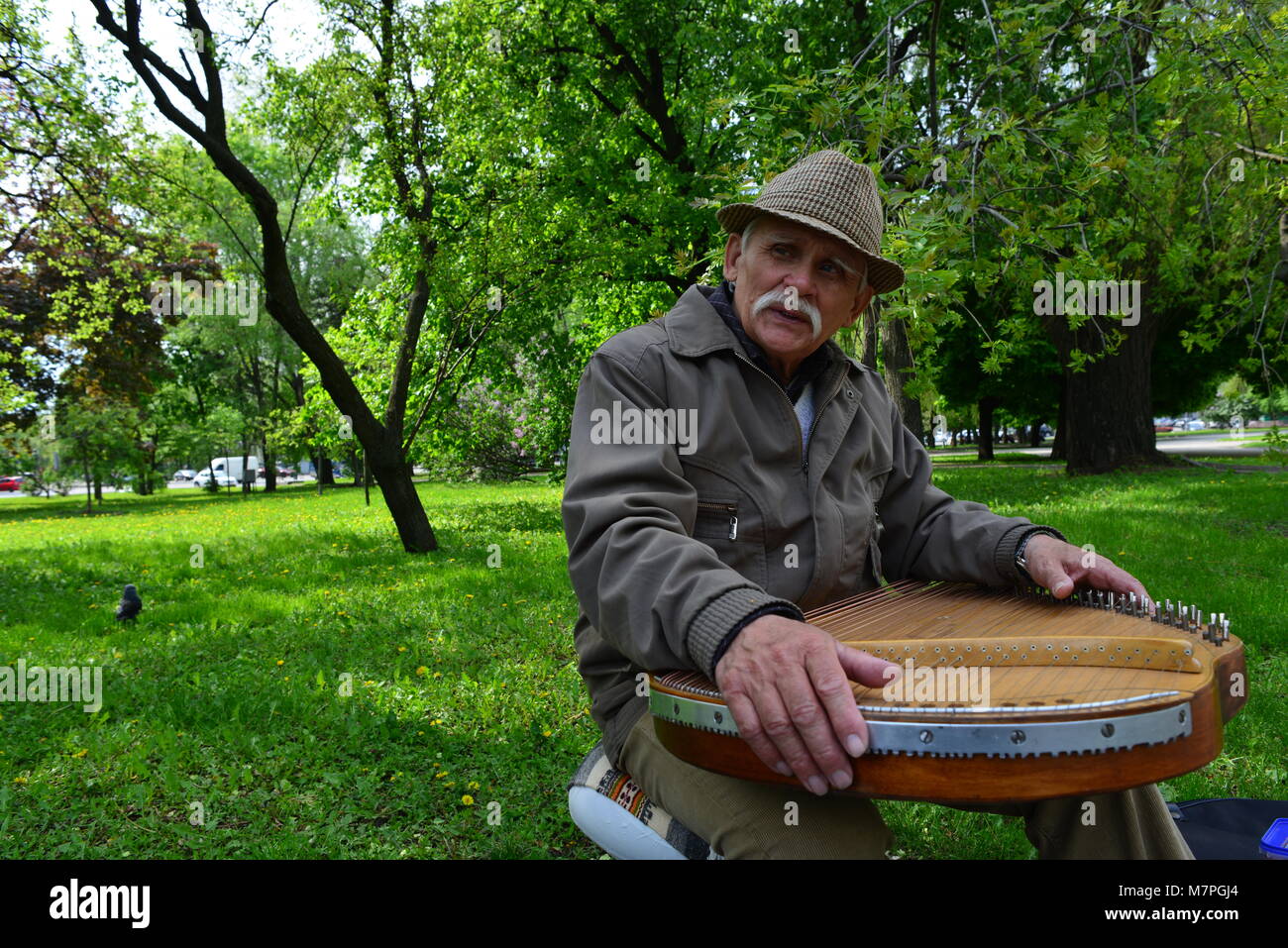 Ein Bandurist - traditionelle ukrainische Musikinstrumentenspieler, Charkiw, Ukraine. Sie werden auch „kobzar“ genannt. Stockfoto