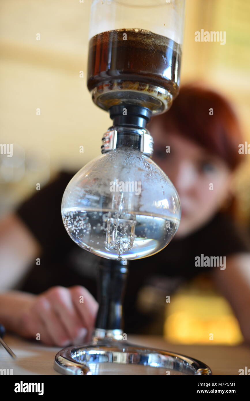 Kaffee in den Siphon - Glas gerät mit 2 Kameras und Filter zwischen ihnen Stockfoto