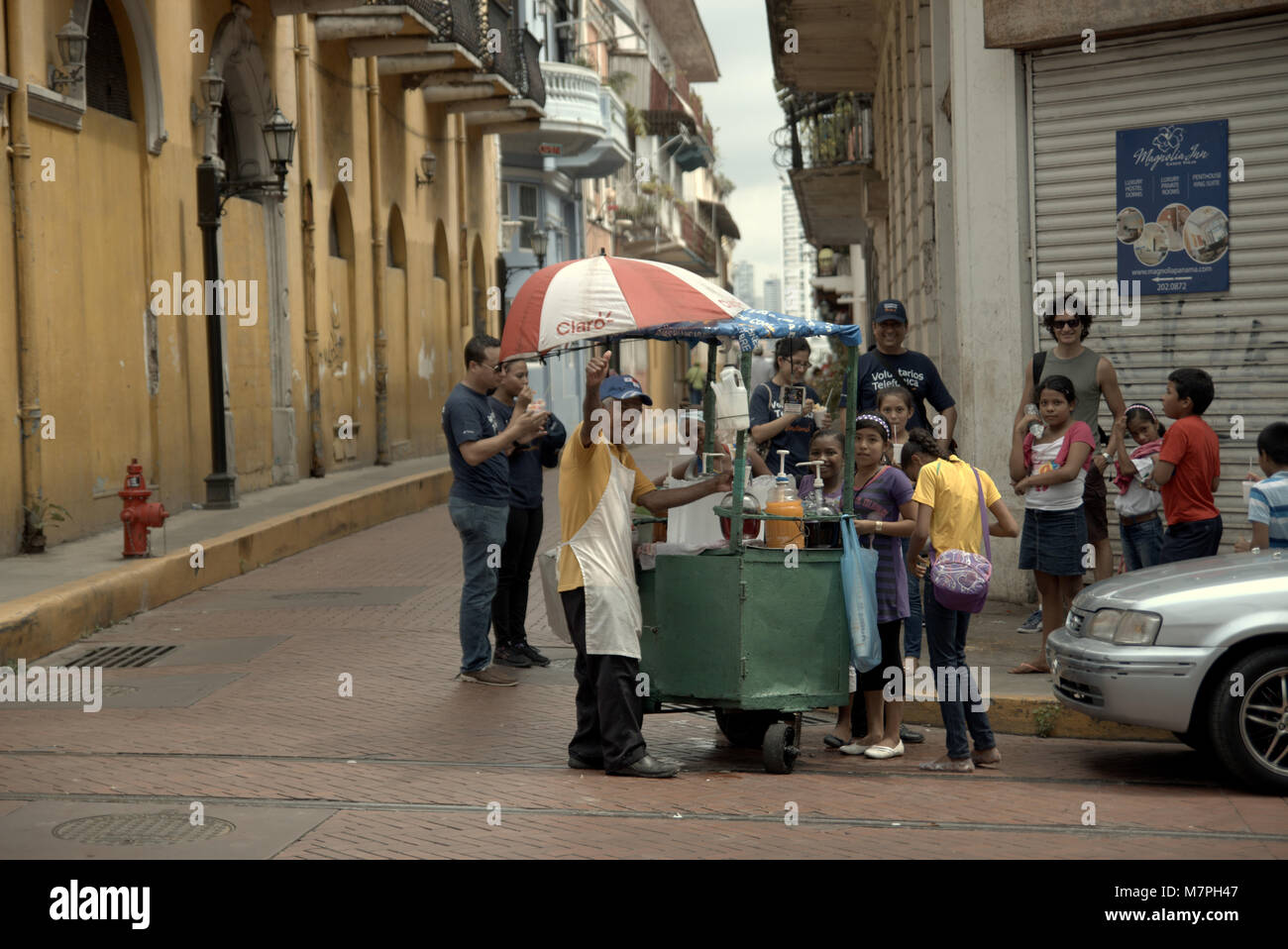 Lokale slush Verkäufer mit seiner Karre in Panama City Altstadt. Stockfoto