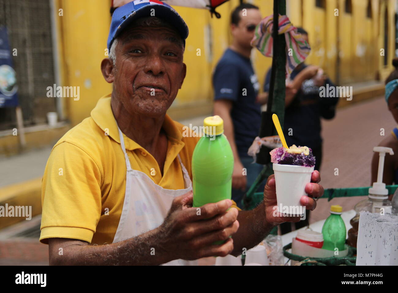 Lokale slush Verkäufer portrait in Panama City Altstadt. Stockfoto