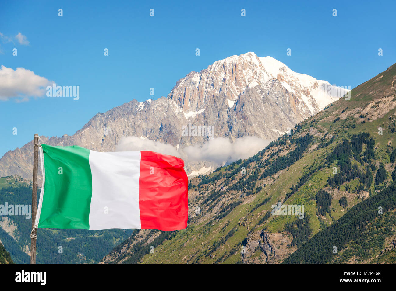 Italienische Flagge, Monte Bianco (Mont Blanc) im Hintergrund Blick vom Aostatal, Italien Stockfoto