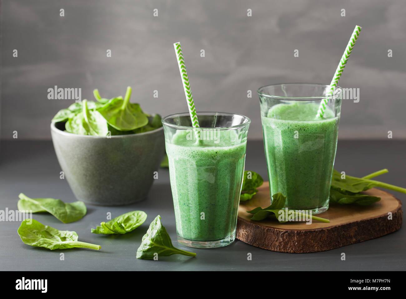 Grüne Spinat Smoothie mit Spirulina, Chia Saat, Kalk, Apple Stockfoto