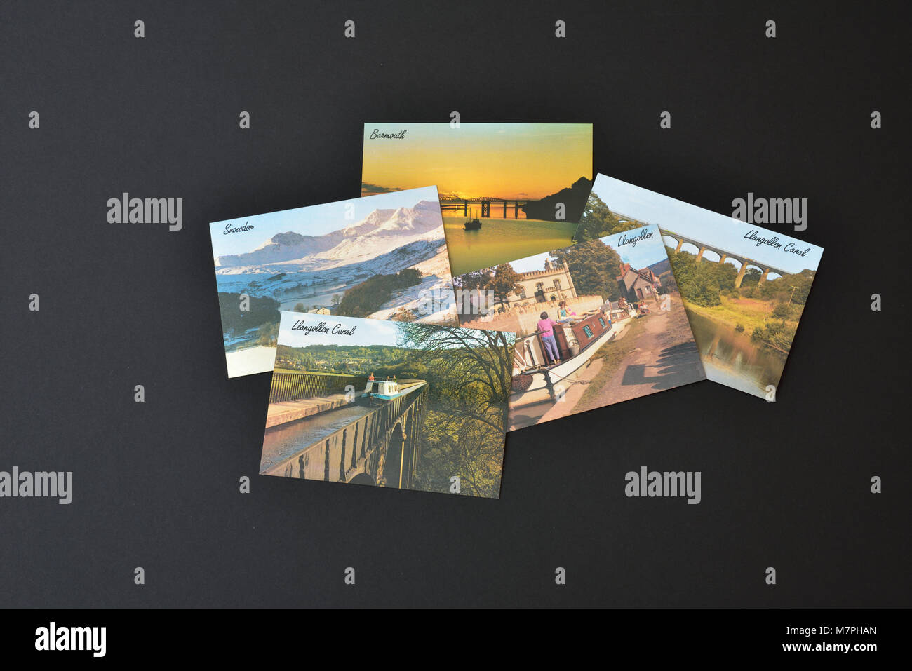Fünf J Salmon Ltd Postkarten, die Waliser Ansichten, auf einem schwarzen Hintergrund angezeigt. Stockfoto