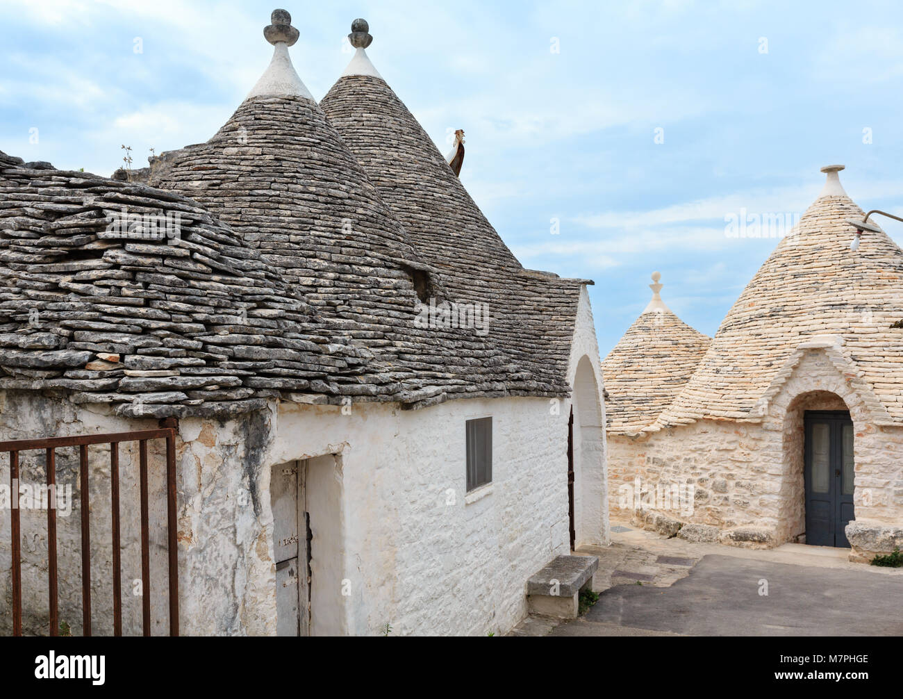 Trulli in den wichtigsten touristischen Bezirk von Alberobello schöne alte historische Stadt, Region Apulien, Süditalien Stockfoto