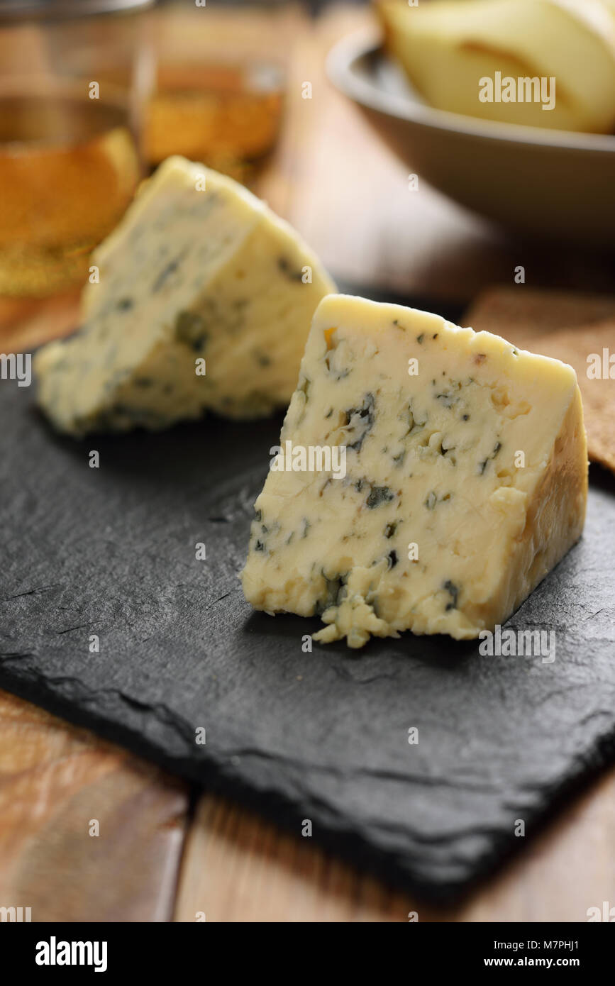 Blue Käse und Birnen auf einem rustikalen Tisch Stockfoto