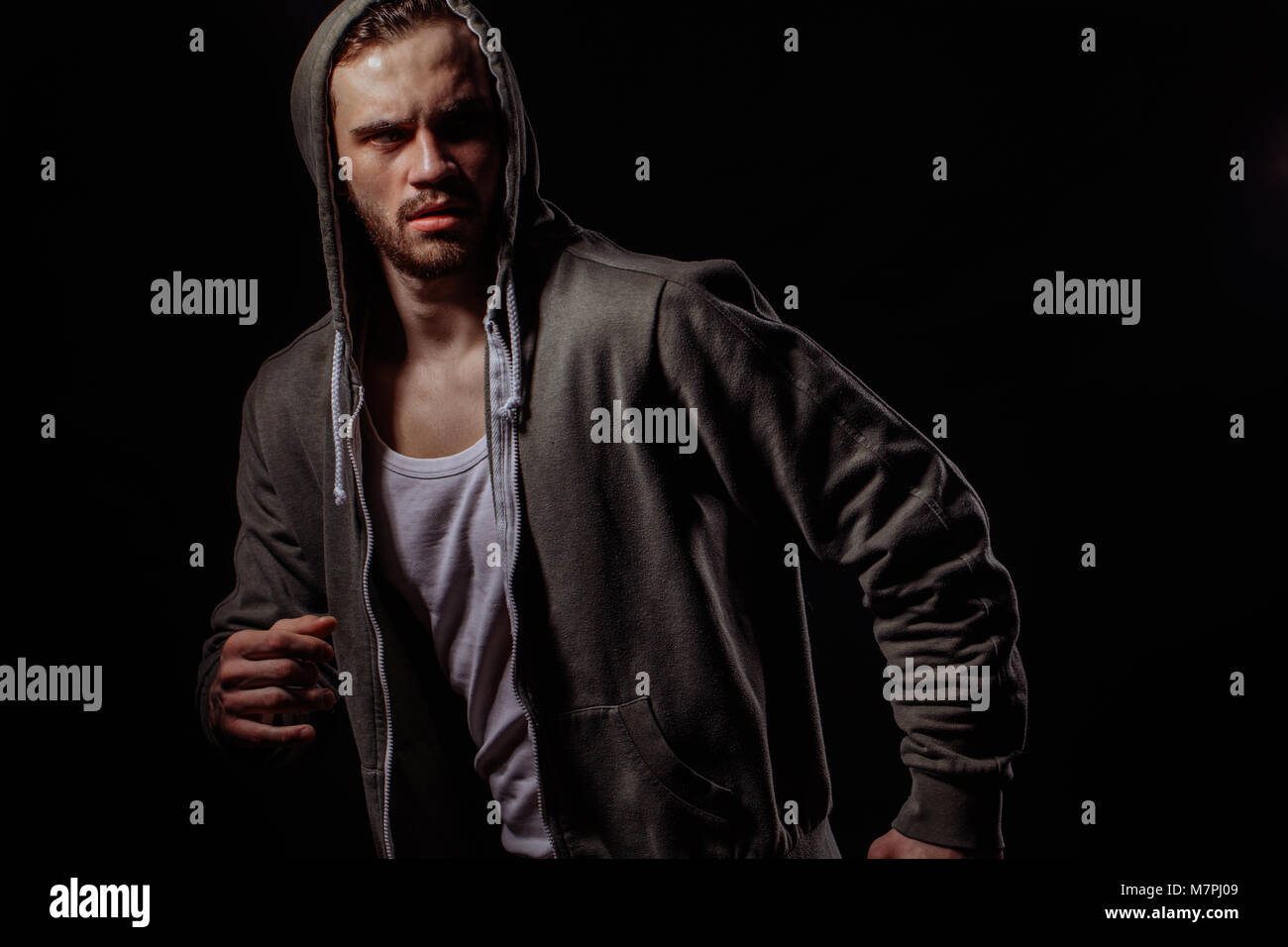 Der Mensch in der beiläufigen Textilien ist wieder auf der Suche. Auf der Flucht vor Probleme. gefährliche Kriminelle Stockfoto