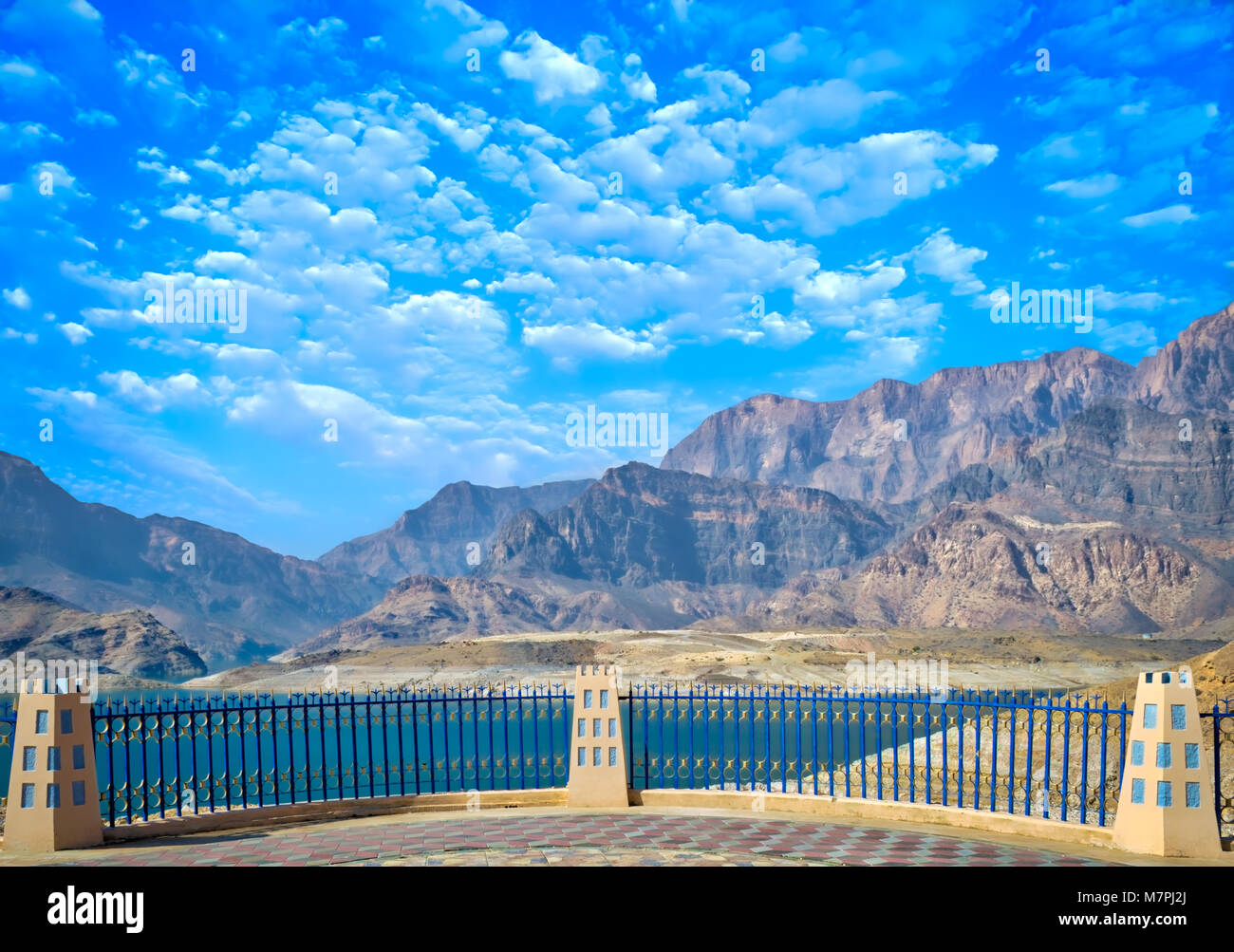 Aussichtspunkt im Garten die weite Landschaft der Berge, Wasser und einem klaren, blauen Himmel zu sehen. Stockfoto