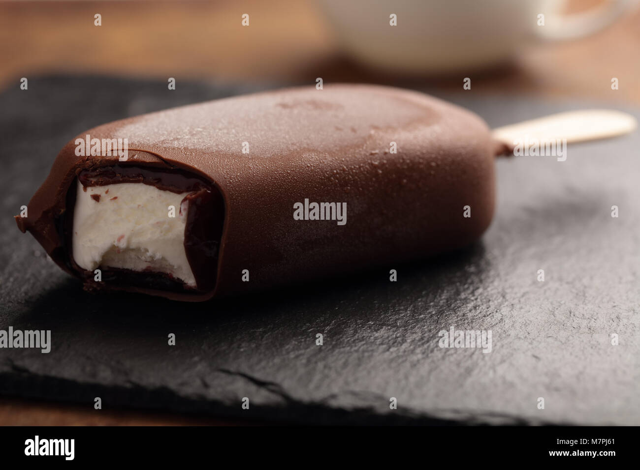 Eis bar überzogen mit Schokolade auf einer Schiefertafel board Stockfoto
